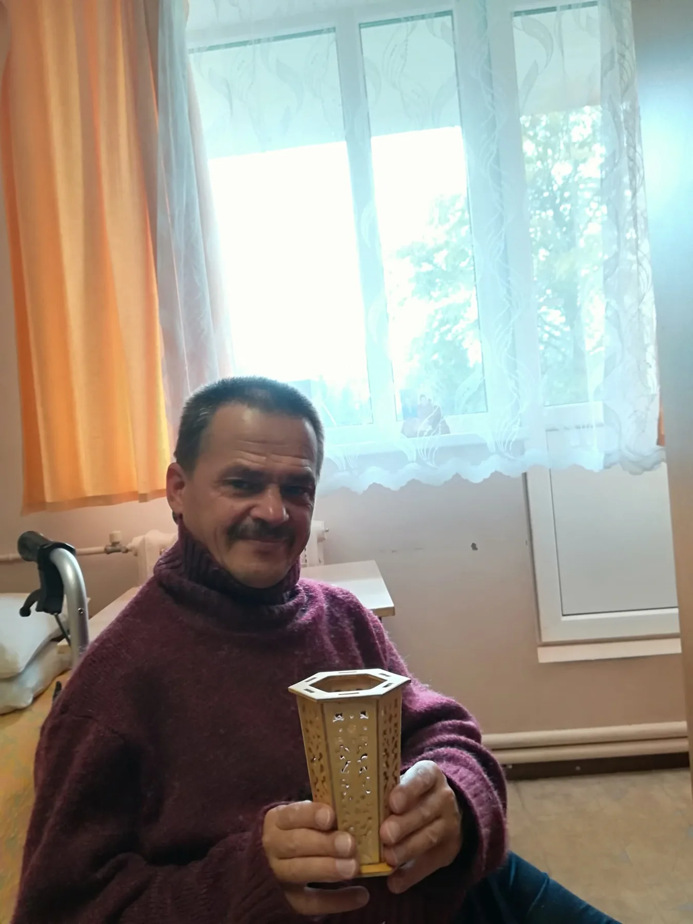 Gera amatnieks ar paša veidotu koka lampu